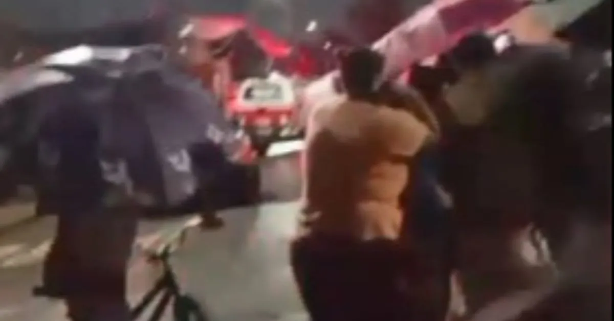 Curiosos cercaram o local antes do suspeito ser resgatado