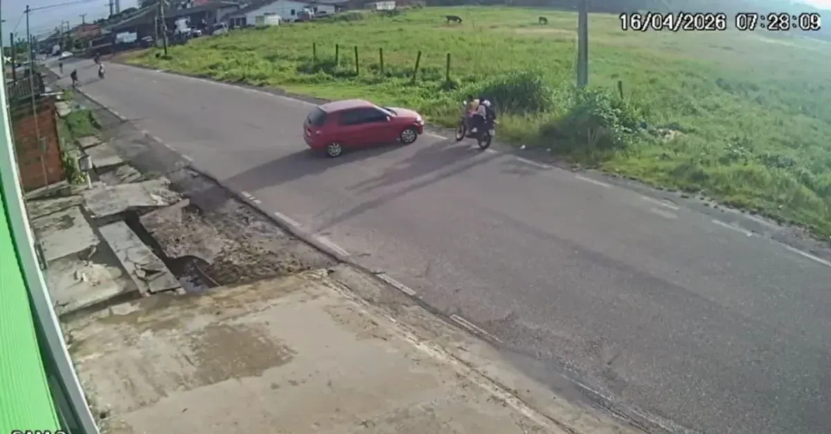 Momento em que o carro desgovernado atingiu os ocupantes da moto