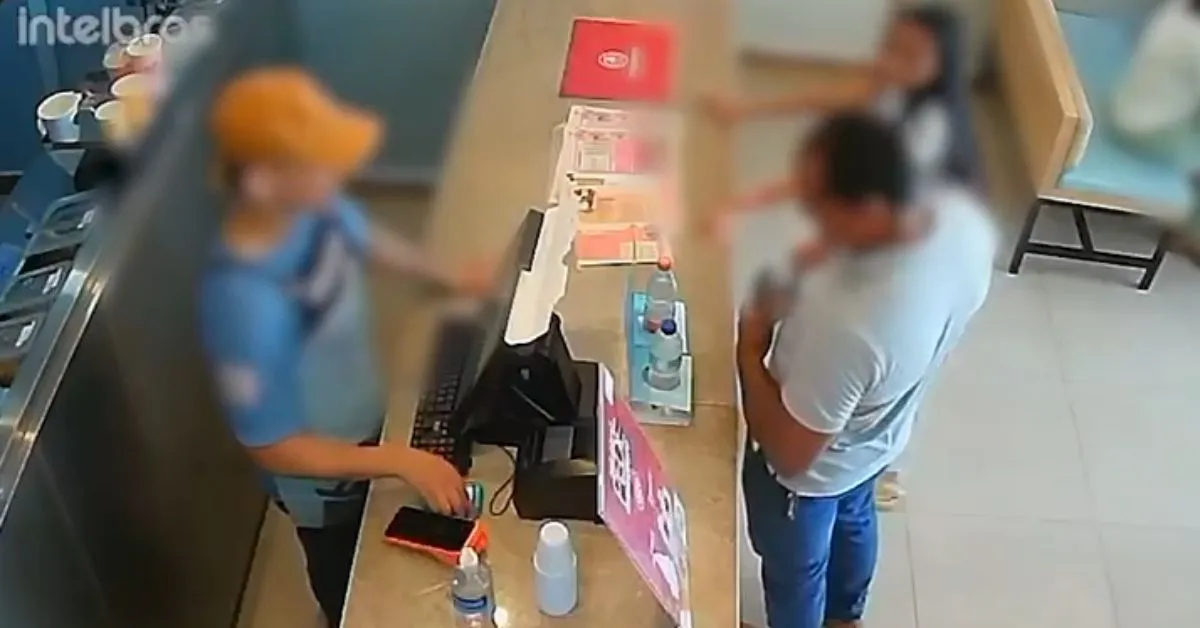 Momento em que o funcionário usa a máquina particular