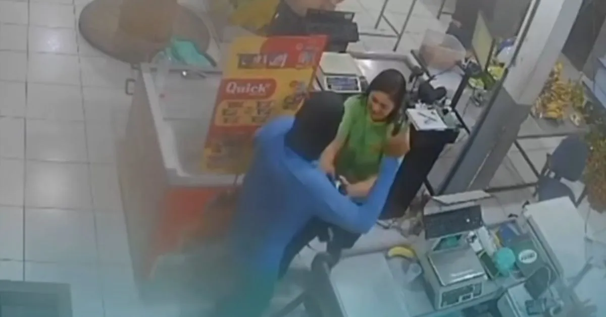 Suspeito aponta arma para atendente da fruteira