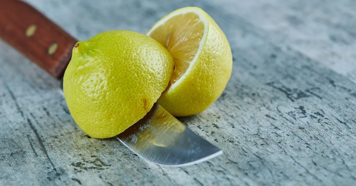 A casca do limão é capaz de amenizar odores na cozinha.