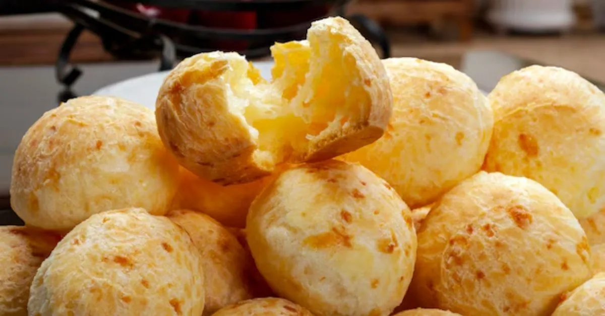 Com apenas cinco ingredientes, o preparo leva cerca de 40 minutos no forno e resulta em bolinhas macias e saborosas.