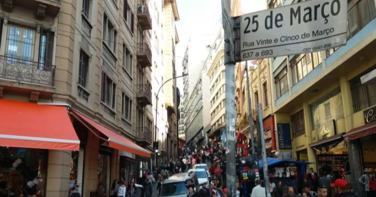 A rua 25 de Março é uma das mais movimentadas do Brasil em razão do comércio pulsante na região