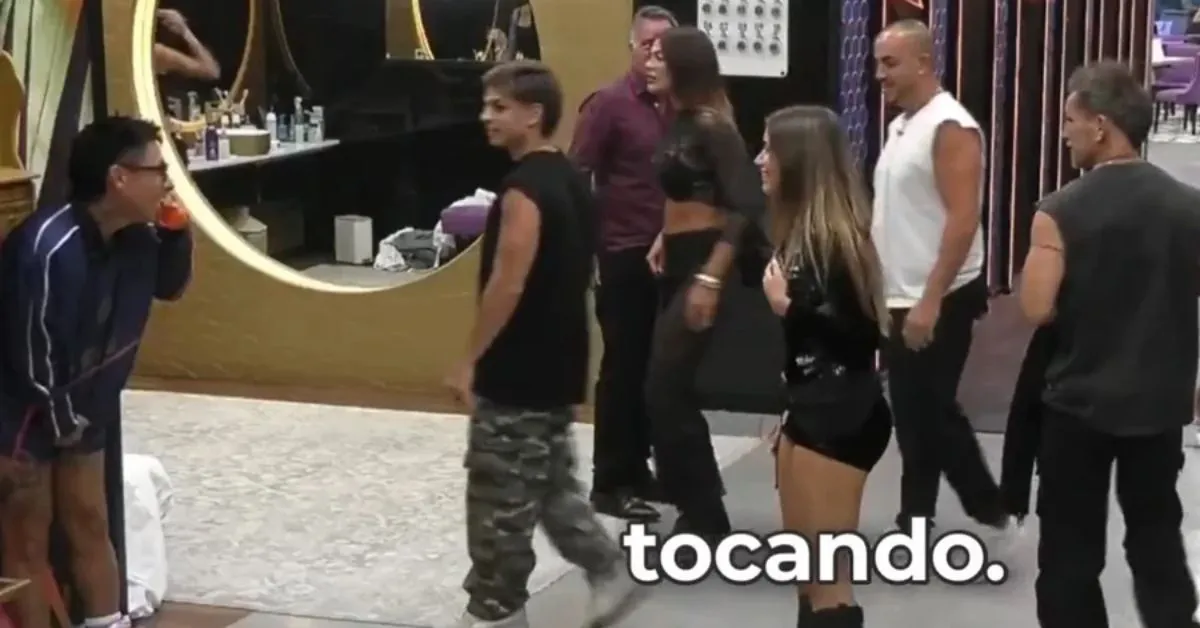 Brian estava no banheiro na hora que o Big Fone tocou.