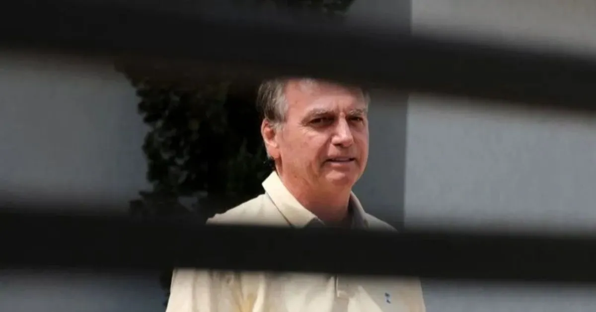 Bolsonaro recebeu alta do hospital e passou a cumprir prisão domiciliar nesta sexta-feira (27)