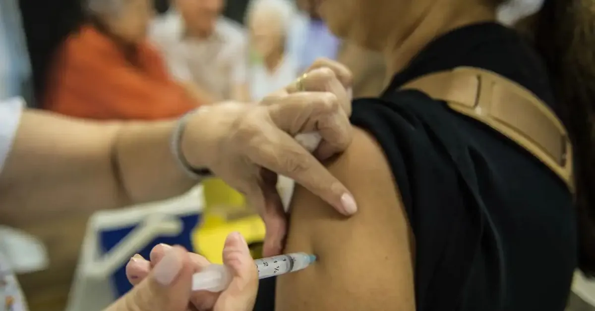 A ação segue até o dia 30 de maio, com oferta gratuita de doses nas Unidades Básicas de Saúde (UBSs).