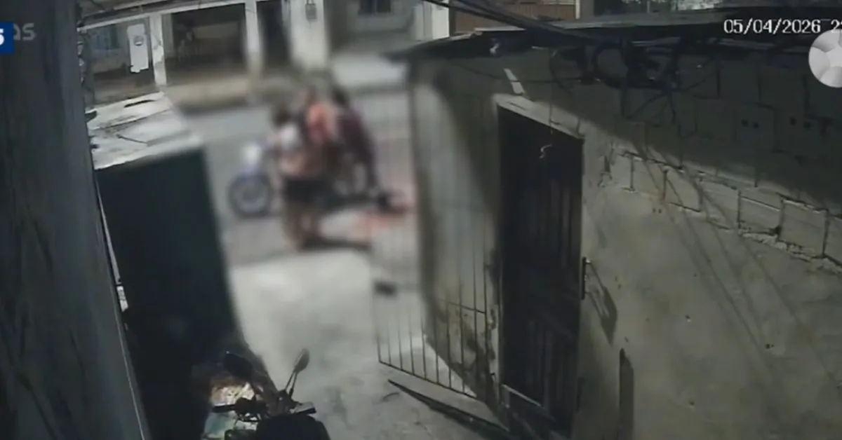 A polícia busca identificar os suspeitos.