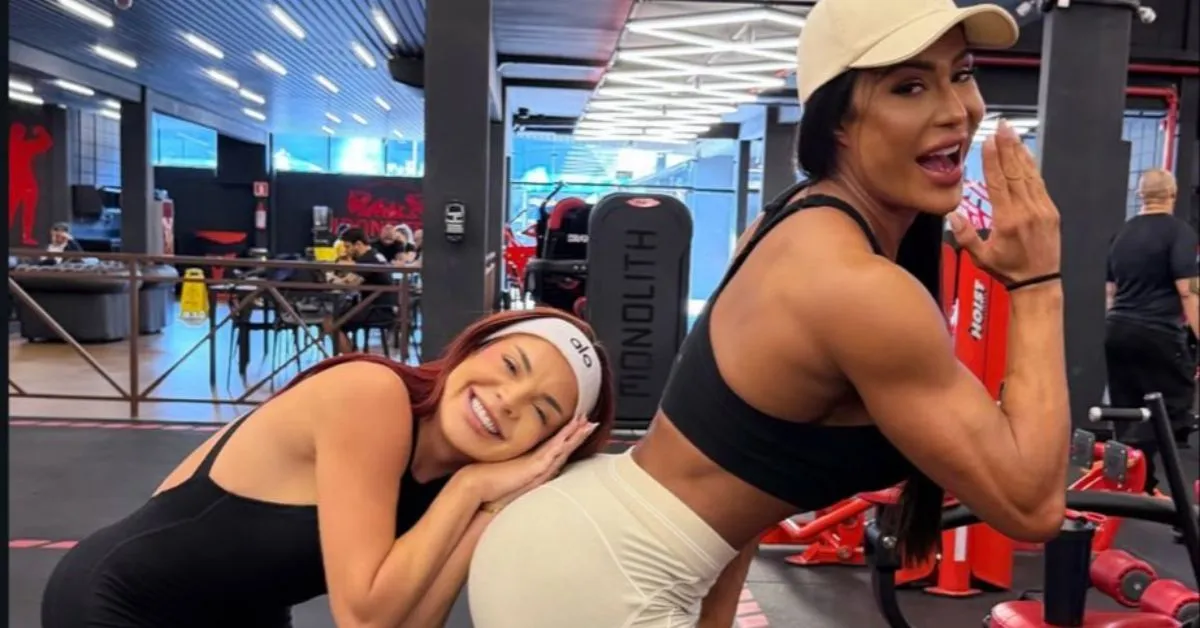 Gkay publica foto "descansando" no bumbum de Gracyanne