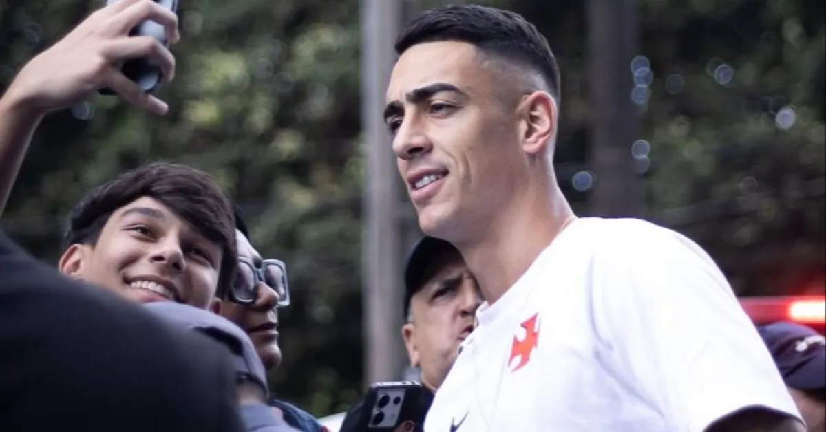 Puma na entrada do hotel com torcedores