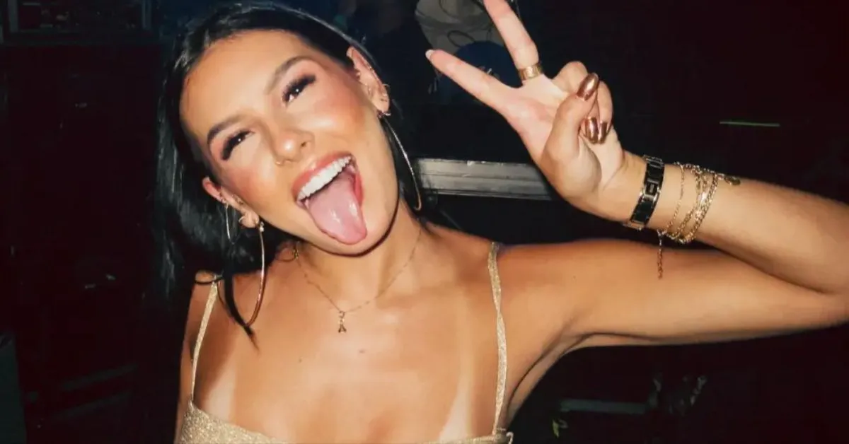 Cantora aproveita pausa nos ensaios e celebra solteirice em registros para redes sociais