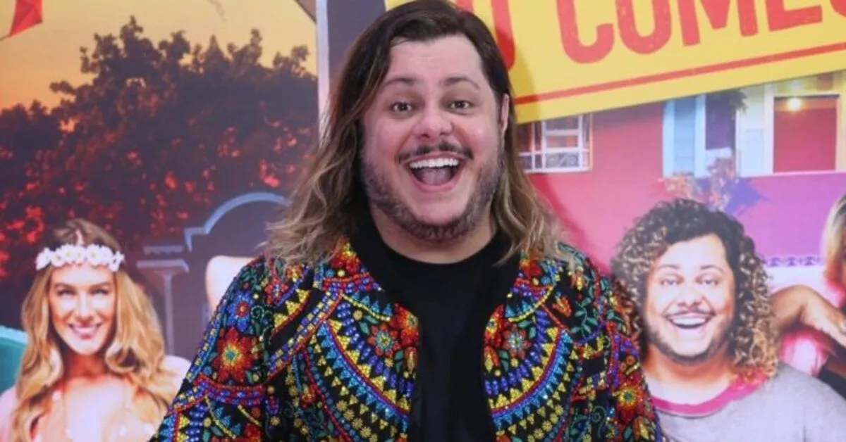 Ator surpreende fãs com fotos sem camisa durante férias em Fernando de Noronha e comenta mudanças de hábitos