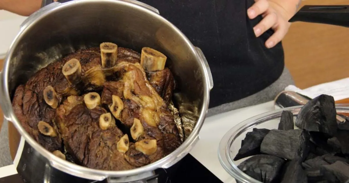 Técnica sem churrasqueira conquista quem quer sabor defumado com utensílio comum da cozinha