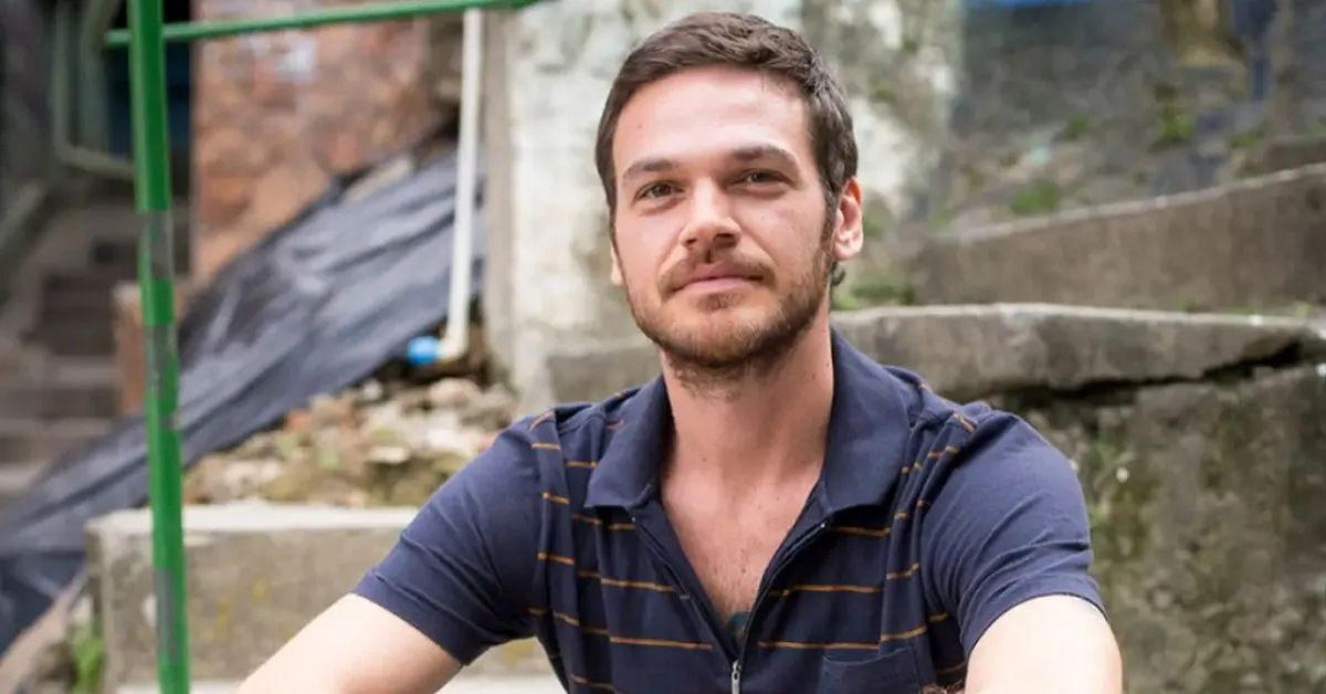 Emílio Dantas relata erro em compra na Amazon: recebeu azeite em vez de PlayStation 5. A empresa investiga o caso e promete buscar solução.