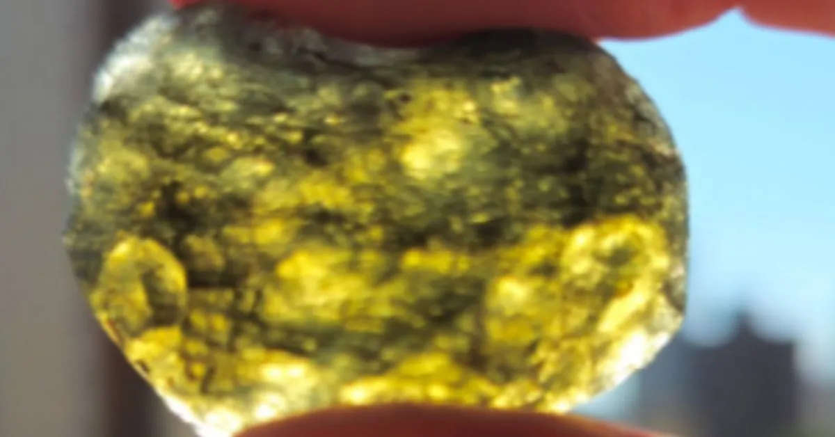 Embora negros e opacos à primeira vista, os geraisitos tornam-se translúcidos sob luz forte, exibindo coloração verde-acinzentada