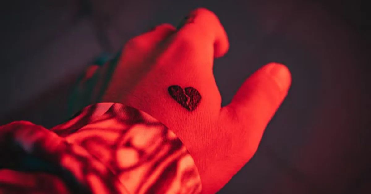 Mulher é presa em Manaus por extorsão após exigir R$ 1 mil para manter segredo sobre traição.