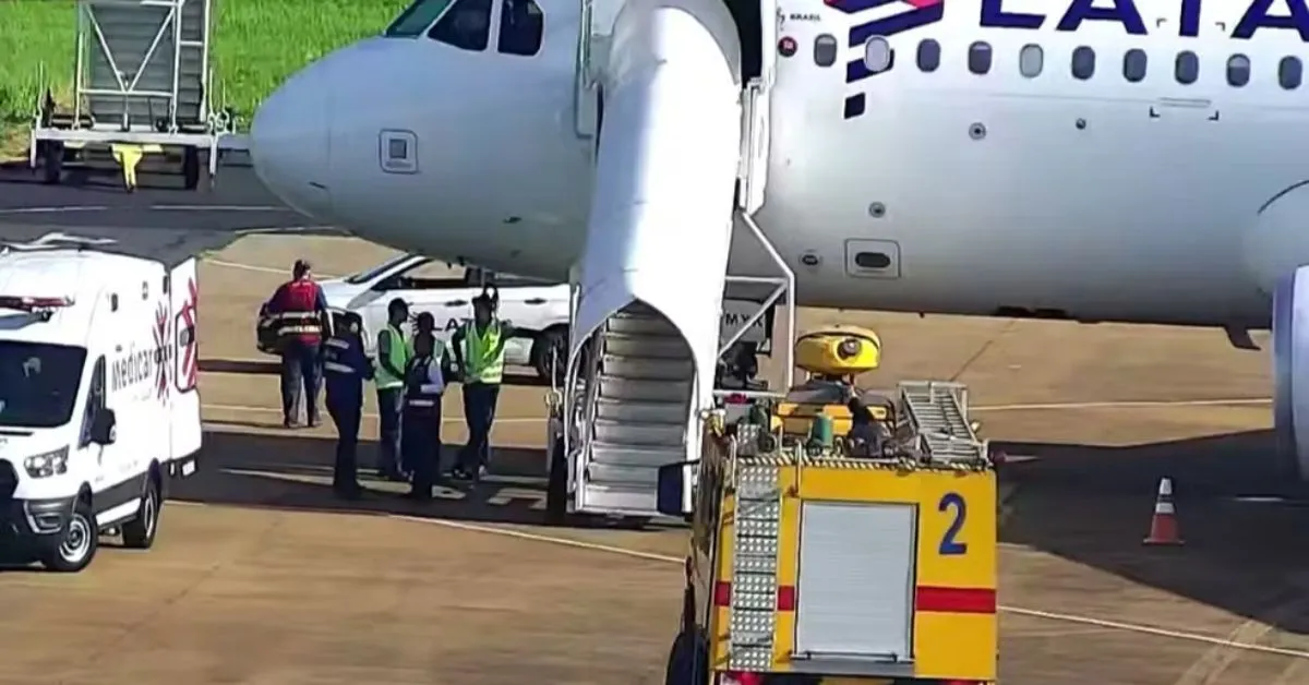 Voo da LATAM faz pouso de emergência em Ribeirão Preto após carregador pegar fogo. Tripulação agiu rapidamente e não houve feridos graves.