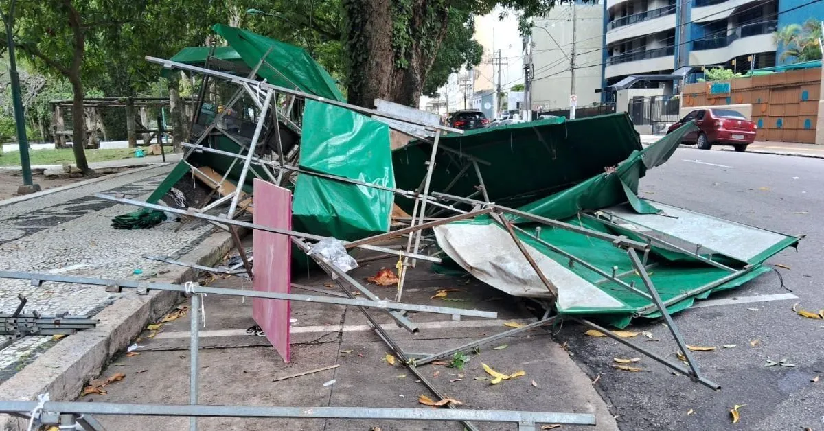 Barracas ficaram destruídas neste domingo (8)