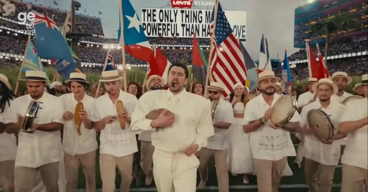 Bad Bunny fez história no Super Bowl 2026 com um halftime show em espanhol, celebrando a cultura latina e recebendo apoio de artistas como Shakira e Jennifer Lopez.