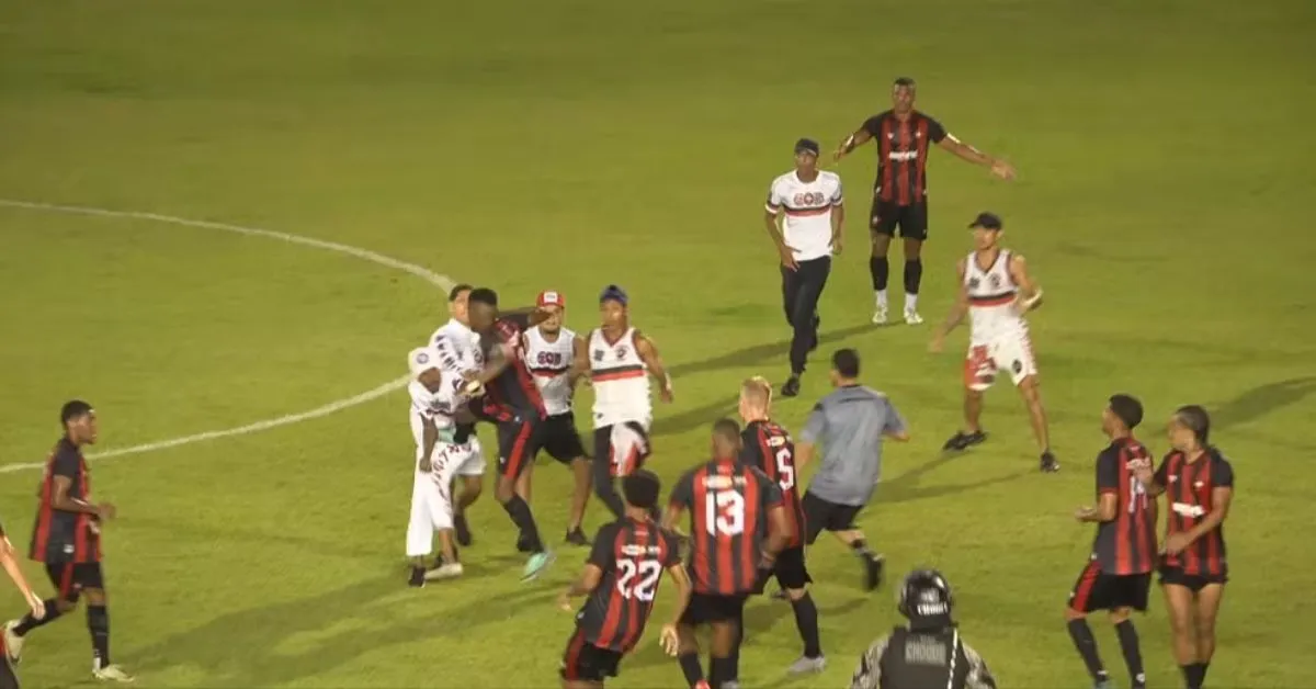 Torcedores do Moto Club invadem campo e agredem jogadores durante semifinal do Campeonato Maranhense 2026, forçando o árbitro a encerrar a partida.