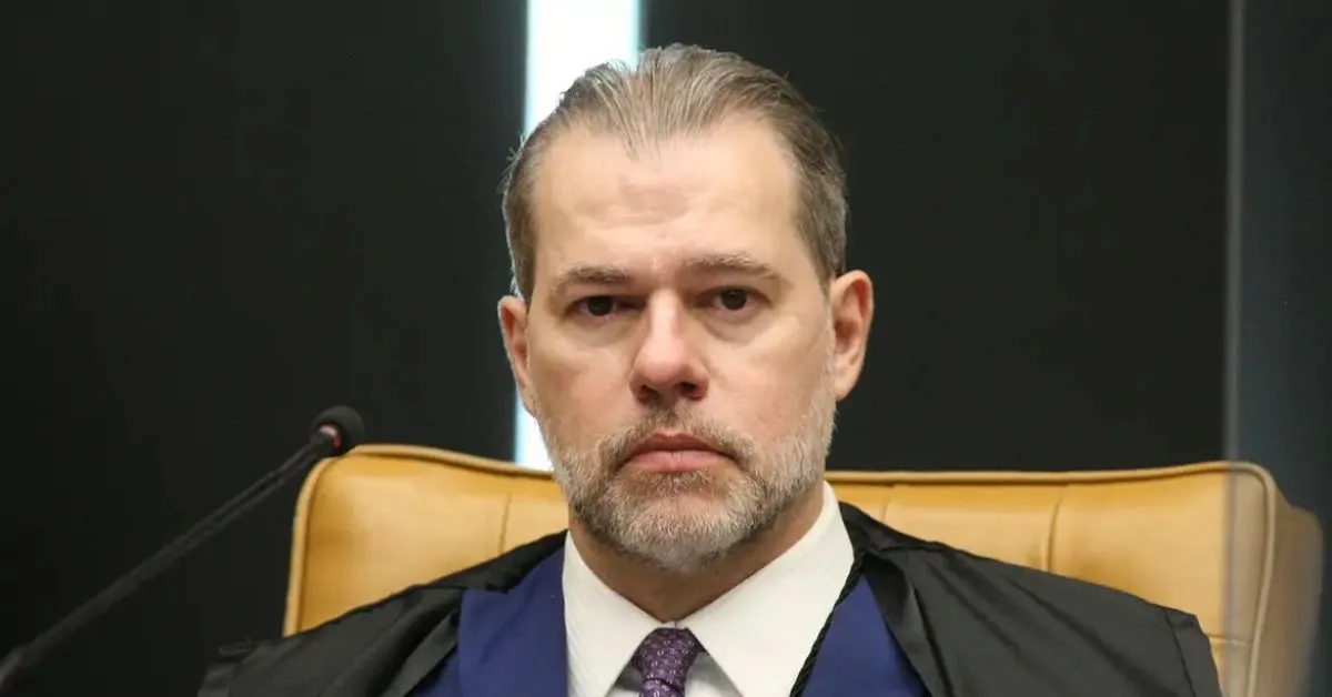Ministro Dias Toffoli pede para deixar relatoria do inquérito sobre fraudes do Banco Master após menções em mensagens do banqueiro Daniel Vorcaro.