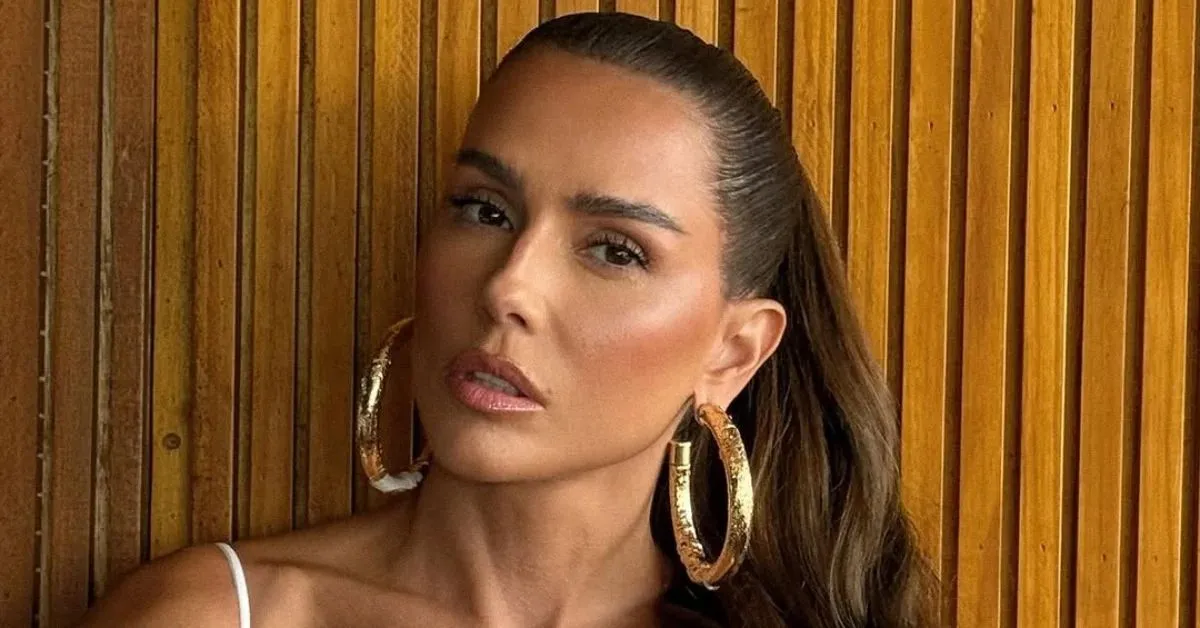 Deborah Secco relaxa após o Carnaval, compartilhando fotos descontraídas nas redes sociais. A atriz se prepara para 'Bruna Surfistinha 2'.