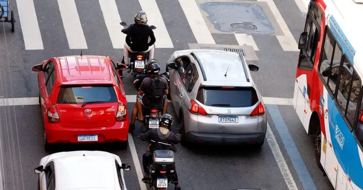 Os ciclomotores devem ser registrados e licenciados, conforme os artigos 13 e 14 da resolução.