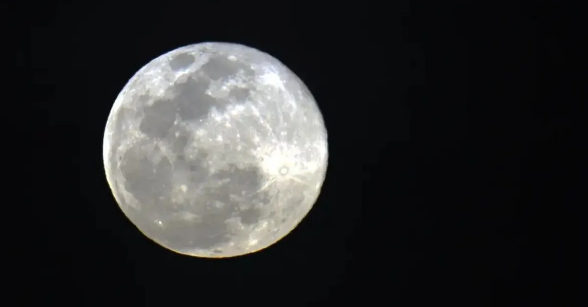 O diâmetro da Lua Cheia do mês de janeiro será de 32,92 minutos de arco, o que é considerado relativamente grande em comparação com os 29,42 minutos de arco da Microlua prevista para o dia 31 de maio próximo.