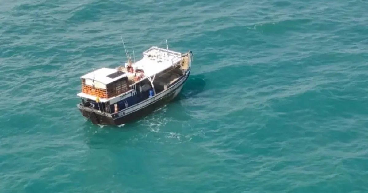 A embarcação pesqueira havia saído do porto de Bragança e enfrentou falhas mecânicas que a deixaram sem controle em águas profundas do oceano Atlântico.