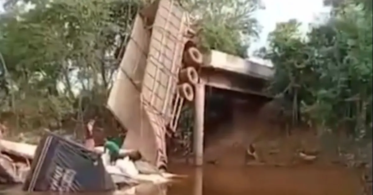 Os investigadores ainda apuram as causas que levaram ao colapso da estrutura. A perícia técnica deve determinar se houve falha estrutural, excesso de peso ou outros fatores que contribuíram para o acidente.