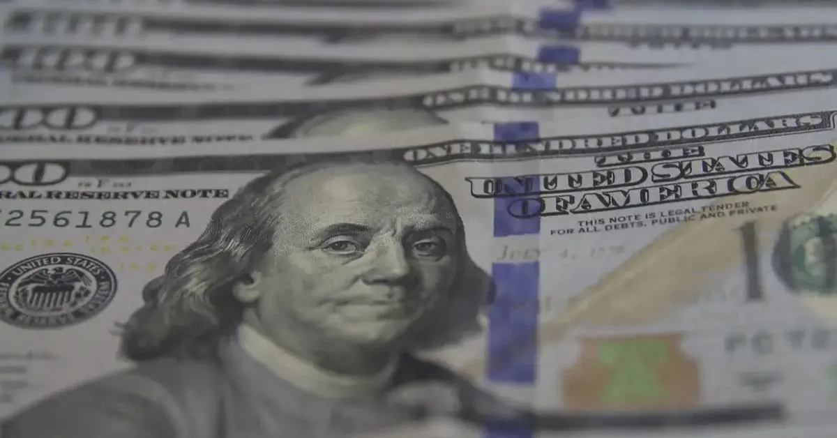 Essa foi a quarta queda consecutiva da moeda estadunidense. No menor valor desde 4 de dezembro, a divisa cai 3,5% apenas nas quatro últimas sessões.