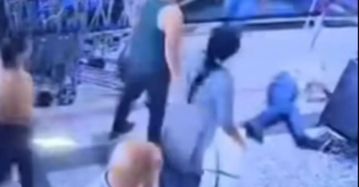 O suspeito da agressão (de verde) derruba a vítima, que precisou de cirurgia.