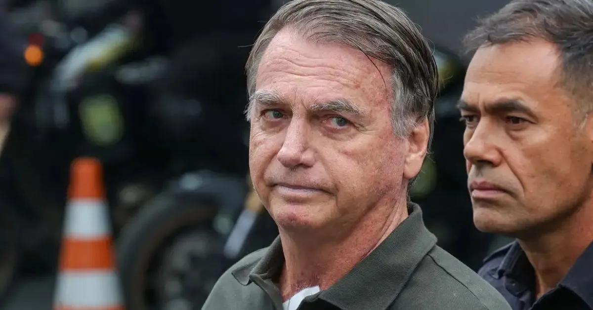 Bolsonaro fez exames e já retornou à Superintendência da PF, que fica a poucos quilômetros do hospital particular no qual realizou exames após a queda.