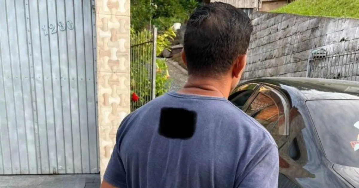 O suspeito foi capturado no momento em que saía de casa, no bairro Velha Central, na cidade catarinense de Blumenau.