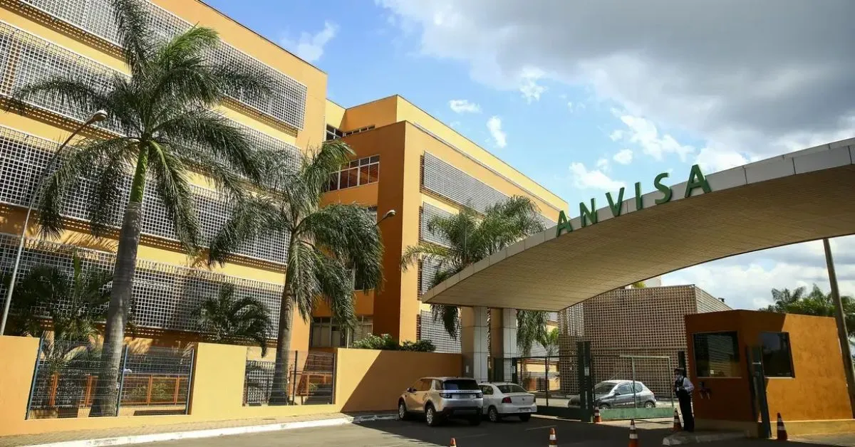 A Anvisa ordenou a apreensão de quatro lotes de medicamentos falsificados. Os produtos não foram fabricados pelas empresas detentoras dos registros e representam grave ameaça à população.