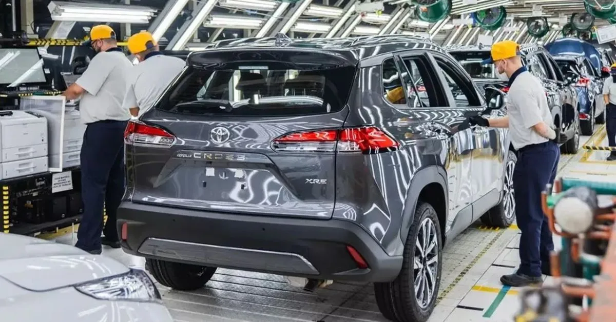 As vagas abrangem diferentes níveis profissionais, desde funções técnicas e administrativas até posições em engenharia e produção.