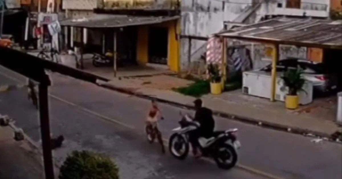 As imagens de câmeras de segurança mostram que os dois tentam desviar, mas acabam se chocando frontalmente.