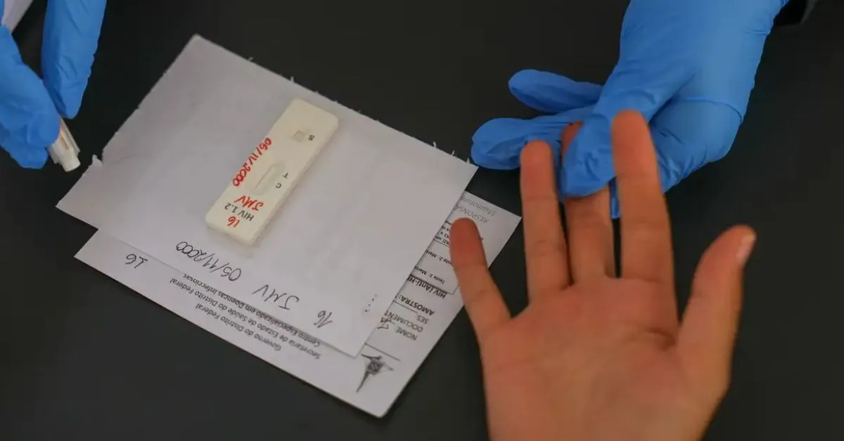 Quase 800 brasileiros participaram dos estudos clínicos em diversos centros de pesquisa no país. A Anvisa analisou esses dados e concluiu que a injeção é eficaz e segura para uso na população.