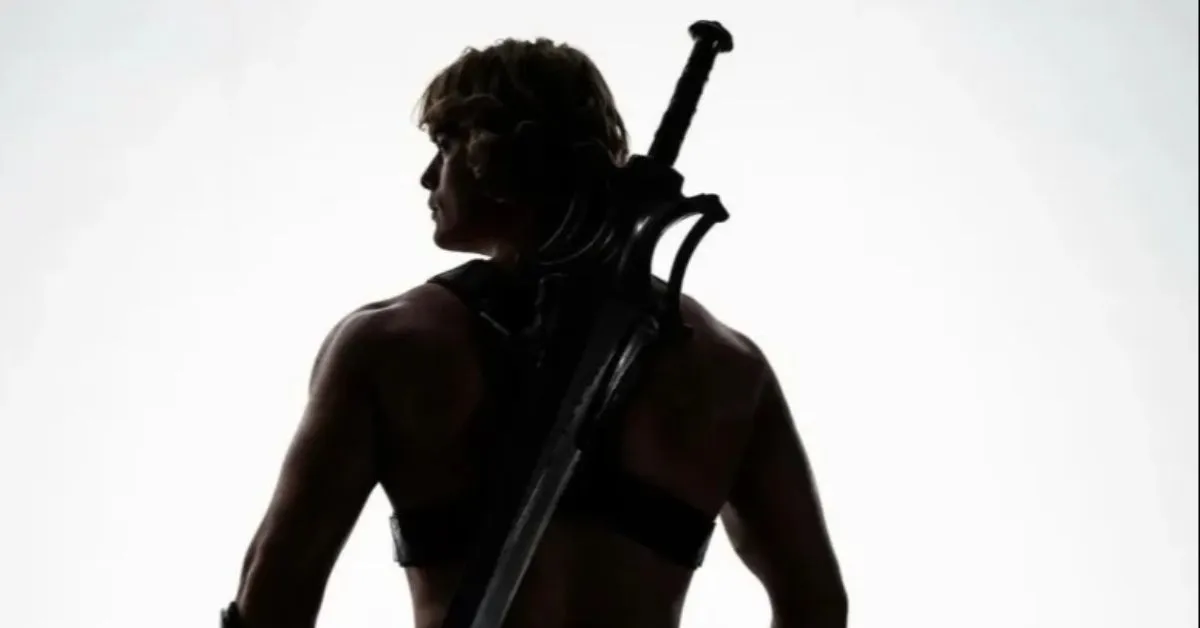 Nicholas Galitzine interpreta o Príncipe Adam, que se transforma no poderoso He-Man ao empunhar a espada e invocar o poder de Grayskull.