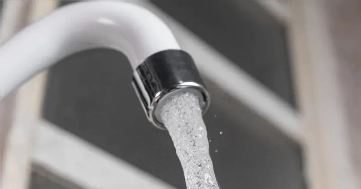 A concessionária pede que os moradores das áreas afetadas usem a água de forma consciente durante o período sem abastecimento.