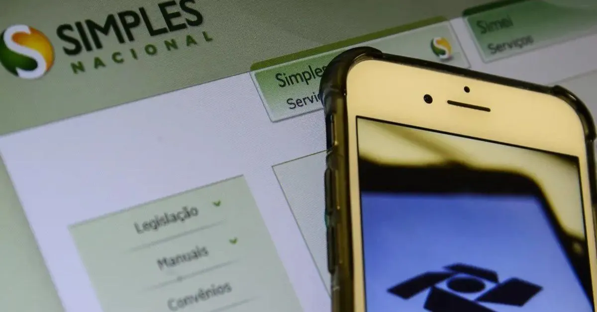 O primeiro passo para manter a regularidade é separar as finanças da empresa (CNPJ) das pessoais (CPF). Os valores que entram na conta jurídica são considerados receita do negócio de forma automática.