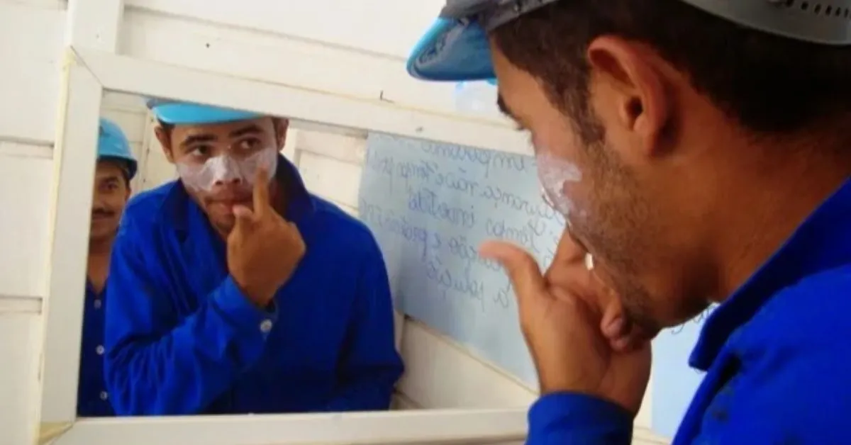 Para o rosto, especialmente em peles oleosas, com acne ou sensíveis, os médicos indicam fórmulas específicas.