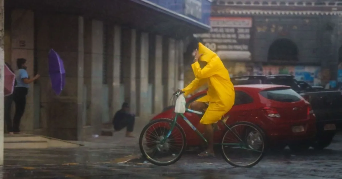 O nível laranja de perigo exige que a população mantenha vigilância constante e acompanhe as atualizações sobre as condições do tempo.