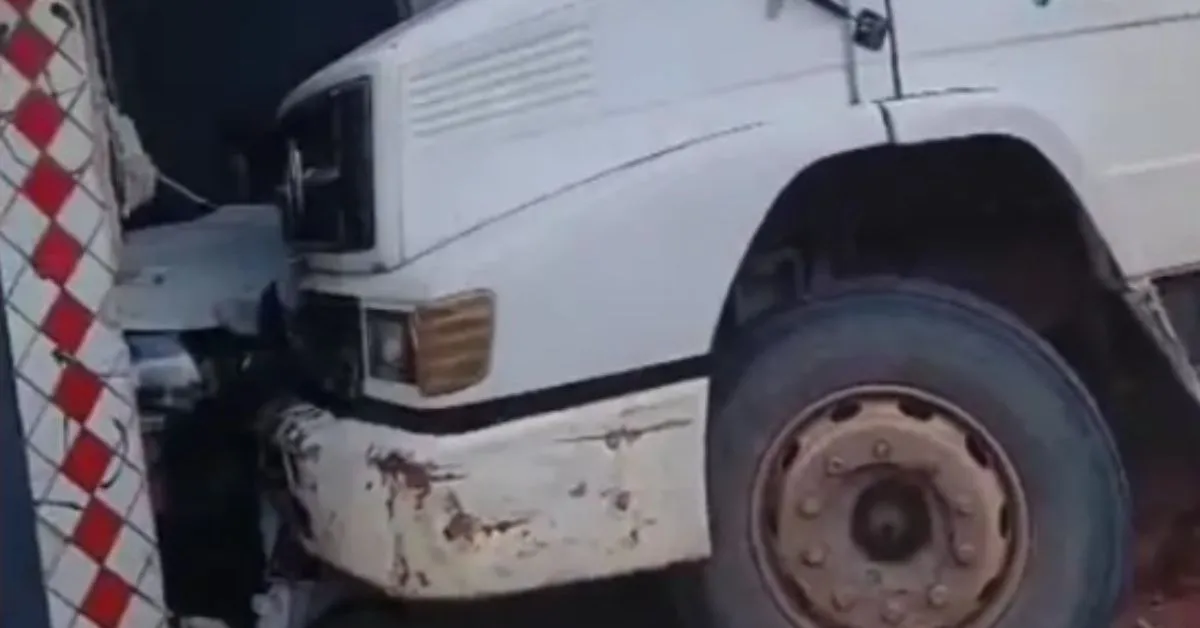 Apesar da gravidade, não houve vítimas e, nem o motorista do caminhão, nem funcionários ou clientes da loja sofreram ferimentos.