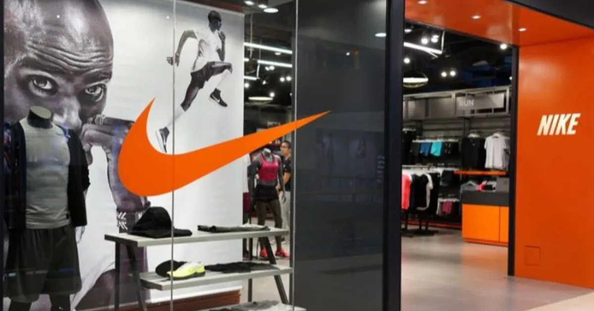 O caso teve origem em acusações feitas em 2024 por Andrea Lucas, comissária da Comissão de Igualdade de Oportunidades Trabalhistas dos Estados Unidos conhecida por criticar iniciativas de diversidade, equidade e inclusão no ambiente corporativo.