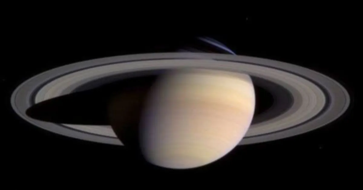 O planeta dos anéis se torna invisível no final de fevereiro, perdido no brilho solar.