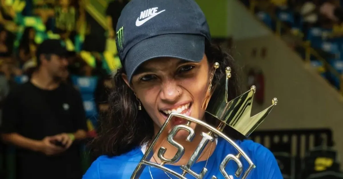 A skatista conquistou destaque internacional ao se tornar a mais jovem medalhista olímpica brasileira. Desde então, sua vida pessoal desperta interesse constante do público nas redes sociais.