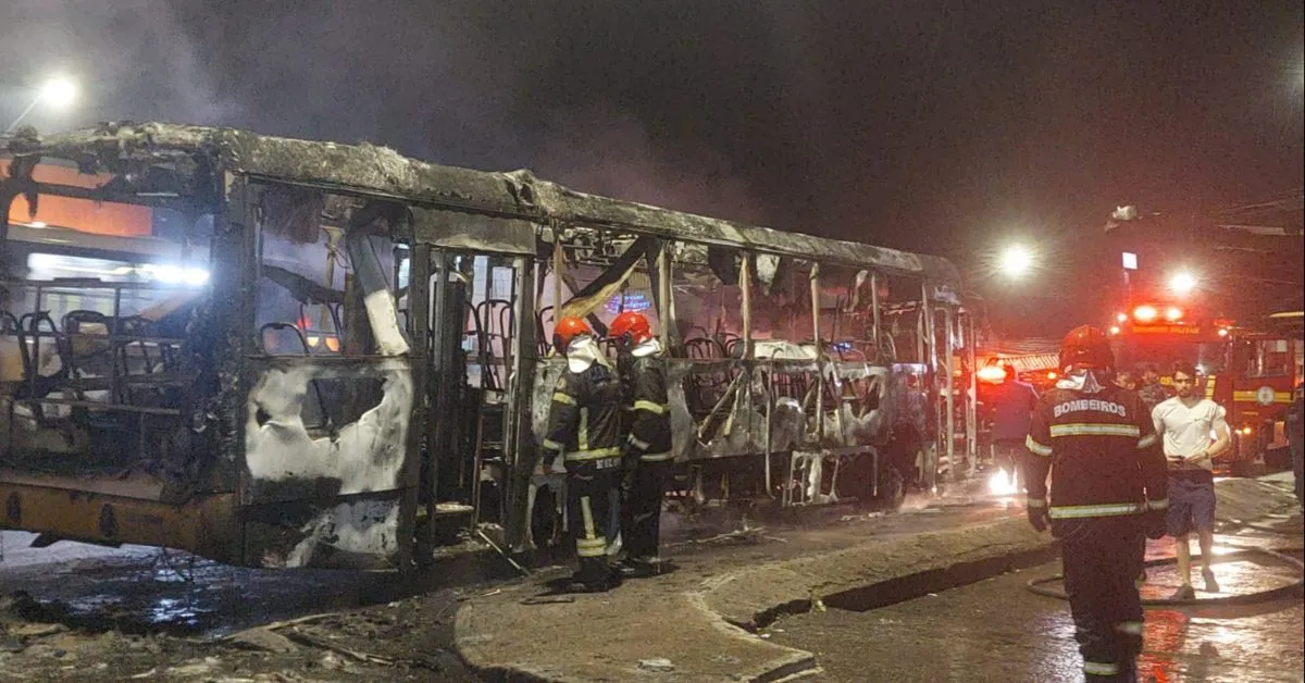 Segundo populares, a ação rápida dos bombeiros garantiu que nenhum estabelecimento do entorno fosse afetado pelas chamas, rapidamente controladas.