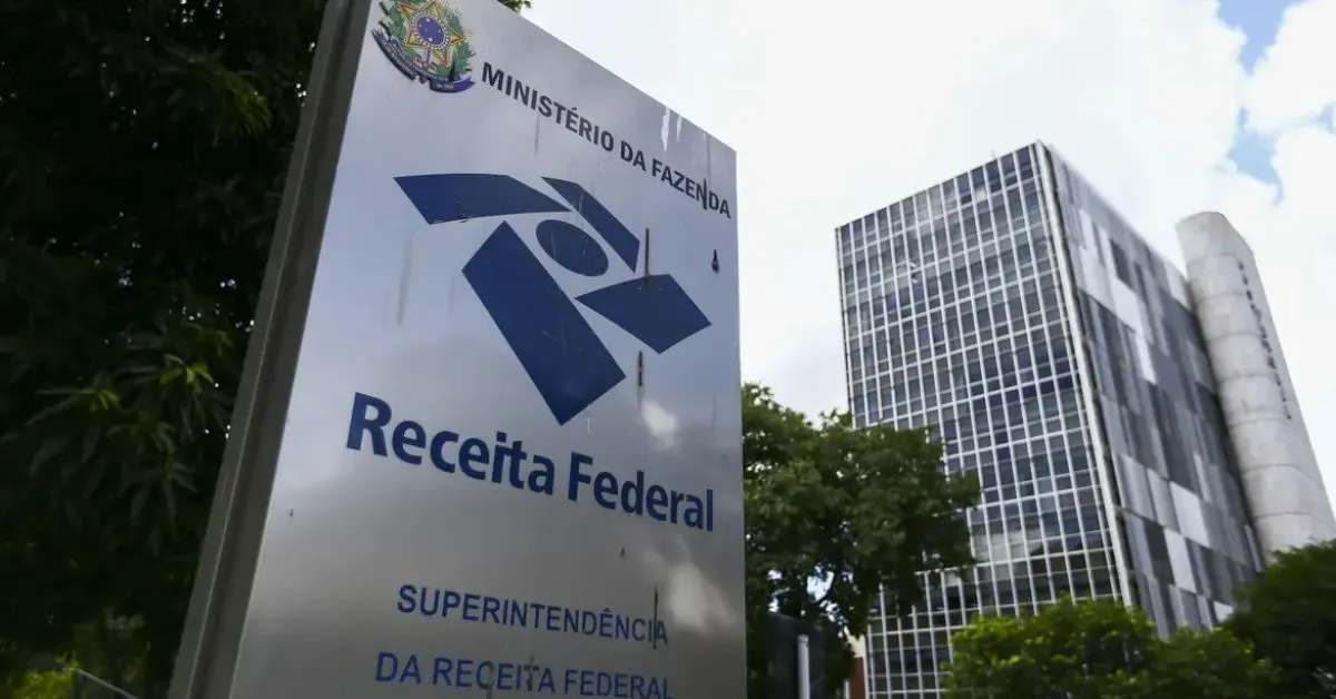 Segundo a receita, profissionais cujas atividades exigem licenças especiais, manipulação de substâncias controladas ou certificações específicas precisam migrar para outros regimes tributários.
