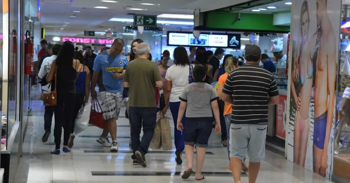 A portaria não impede o funcionamento do comércio em datas festivas. O texto apenas determina que a decisão passe por negociação coletiva.