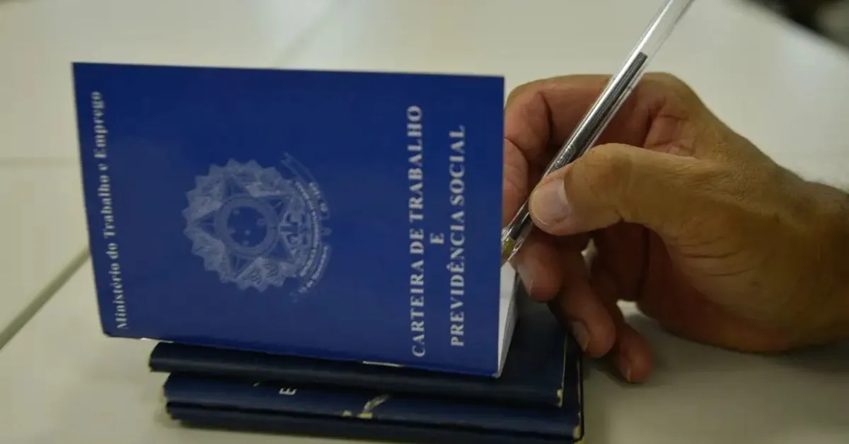 Representantes de setores empresariais contestam a viabilidade econômica da medida. O argumento central é que manter o salário integral com jornada reduzida eleva os custos de produção das empresas.